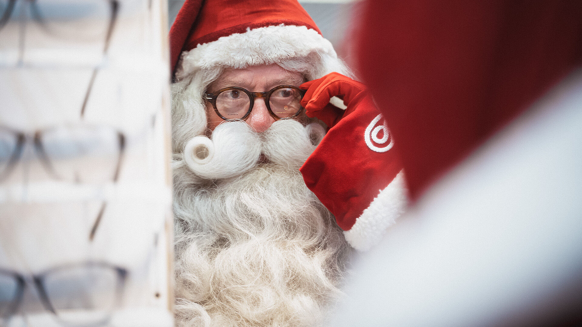 Joulupukki myym&auml;l&auml;ss&auml; sovittelemassa silm&auml;laseja